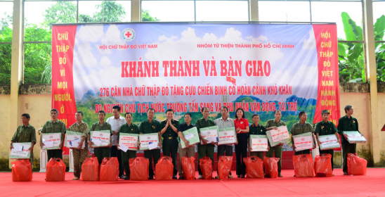 Bà Trần Thị Hồng An - Phó Chủ tịch T.Ư Hội CTĐ Việt Nam trao quà cho các CCB có hoàn cảnh khó khăn.