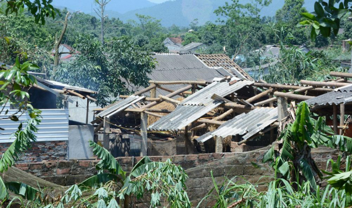 Mưa dông tối ngày 8/5/2020 gây thiệt hại cho một số nhà dân tại xã Phú Lạc (huyện Cẩm Khê)