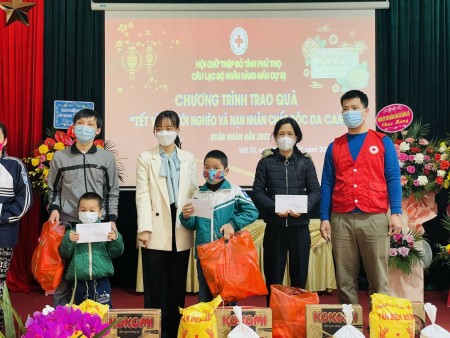 Câu lạc bộ Ngân hàng máu bị tỉnh Phú Thọ quà tết cho trẻ em có hoàn cảnh khó khăn xã Trưng Vương
