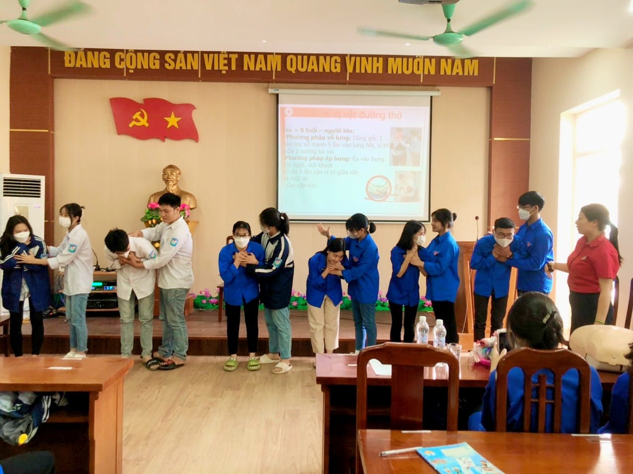 Các bạn học sinh trường THPT Thanh Ba  thực hành kỹ năng về xử lý dị vật đường thở