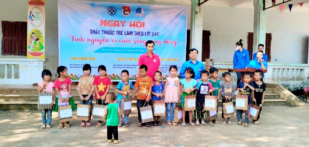 Hội Chữ thập đỏ huyện Tân Sơn trao quà cho học sinh có hoàn cảnh khó khăn