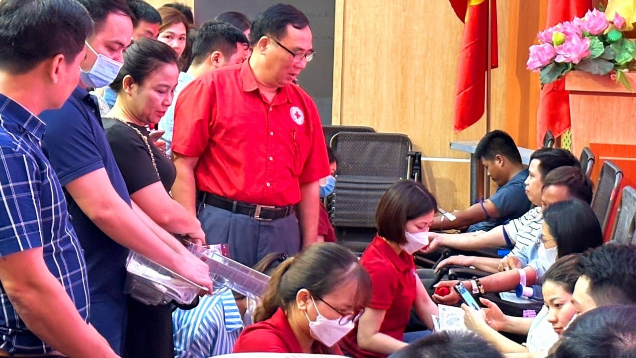 Đ/c Bùi Văn Huấn - Chủ tịch hội CTĐ tỉnh thăm hỏi, động viên các TNV tham gia ngày hội hiến máu