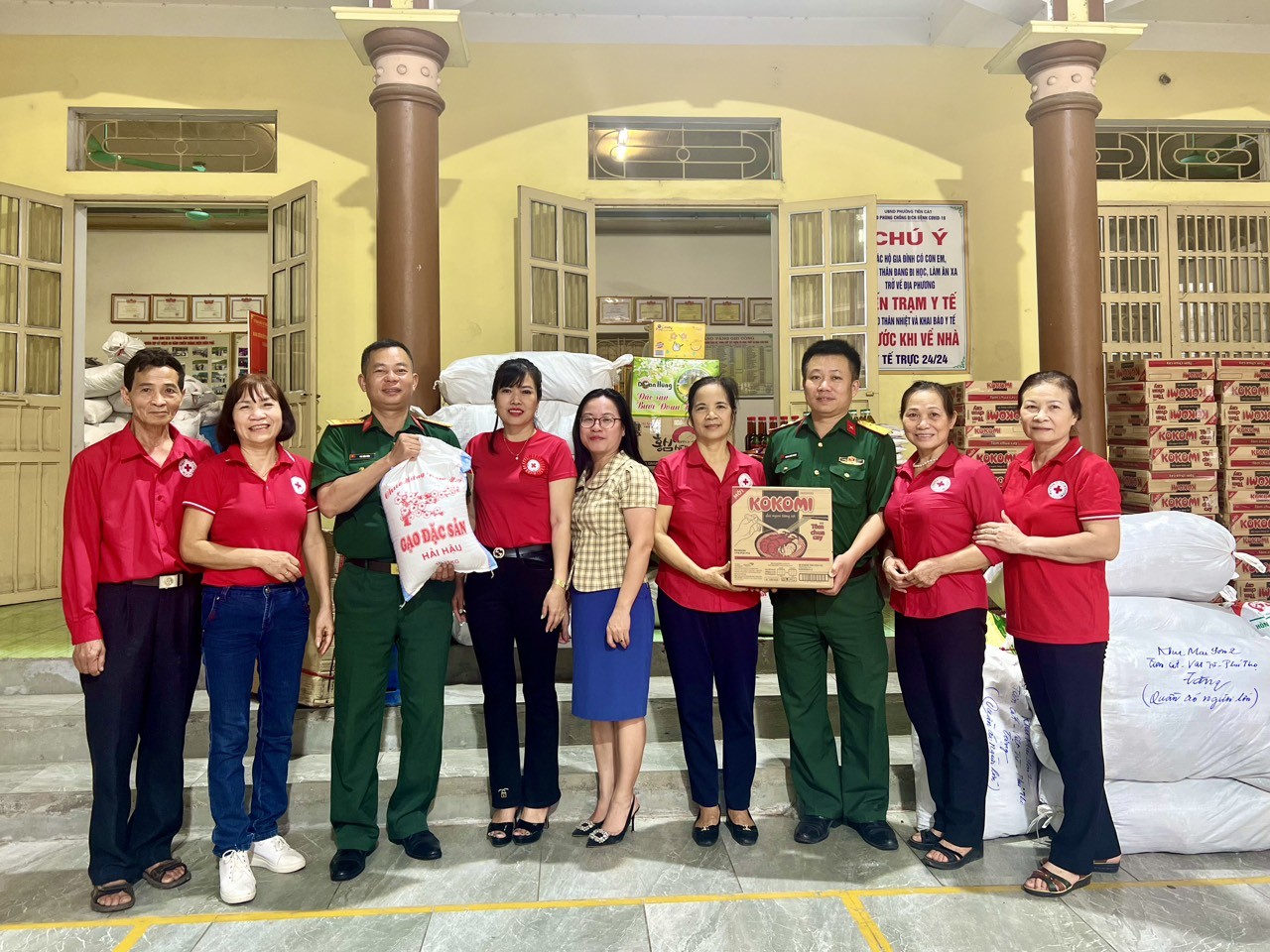 Hội CTĐ Tp Việt Trì trao quà hỗ trợ cho Đoàn Kinh tế quốc phòng 365 quân khu 2, huyện Phong Thổ, tỉnh Lai Châu.