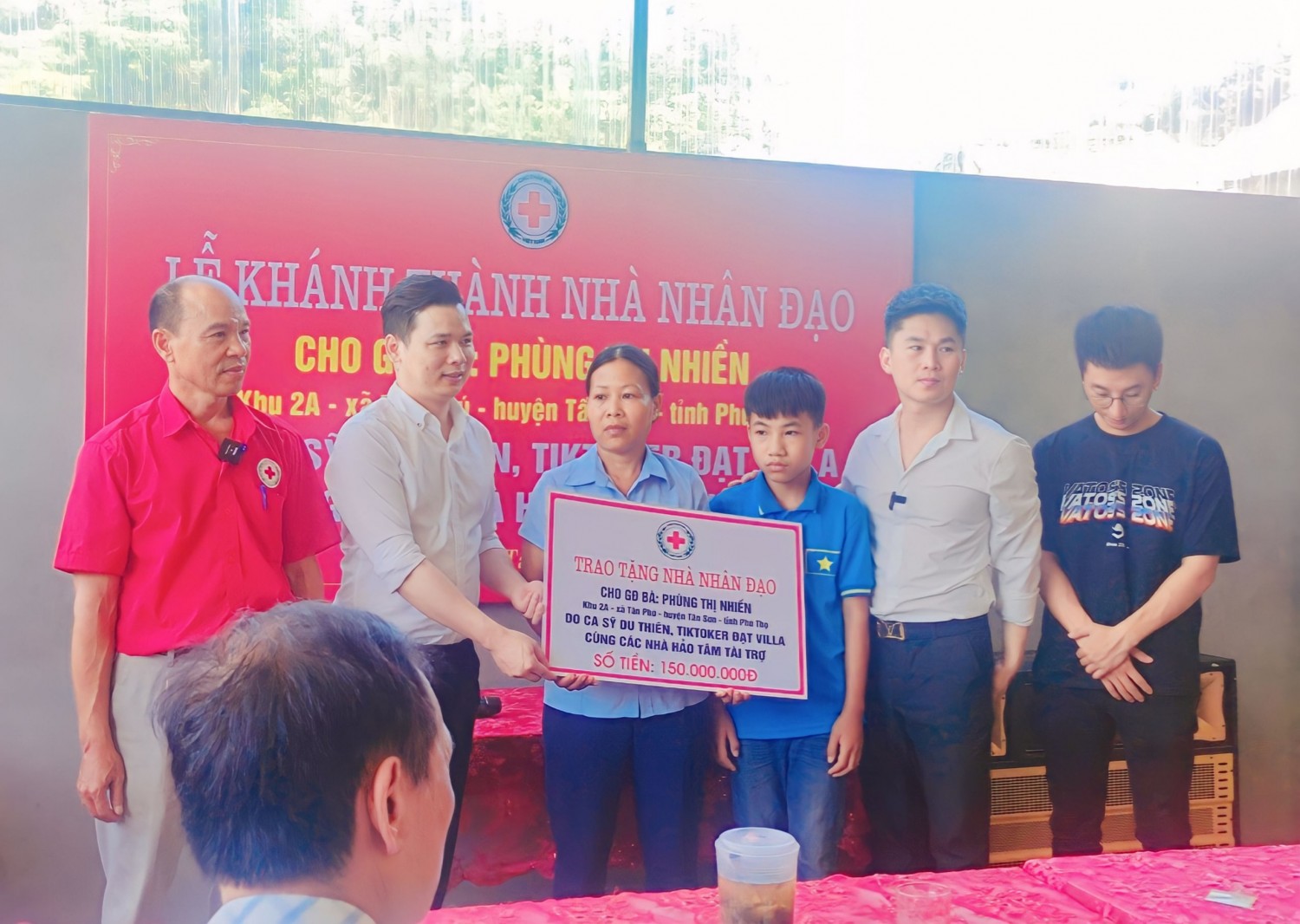 Ca sĩ Du Thiên đến dự lễ khánh thành nhà và trao tiền ủng hộ xây dựng nhà cho bà Phùng Thị Nhiềm tại khu 2A, xã Tân Phú , Tân Sơn