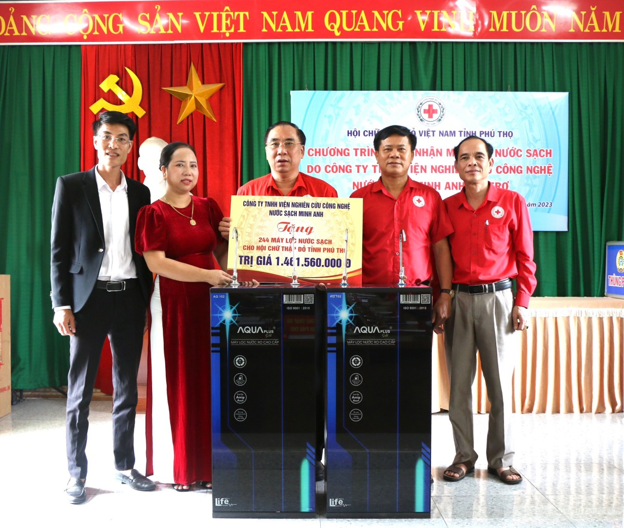 Lãnh đạo  Hội CTĐ tỉnh Phú Thọ tiếp nhận máy lọc nước sạch do Công ty TNHH Viện Nghiên cứu Công nghệ nước sạch Minh Anh tài trợ