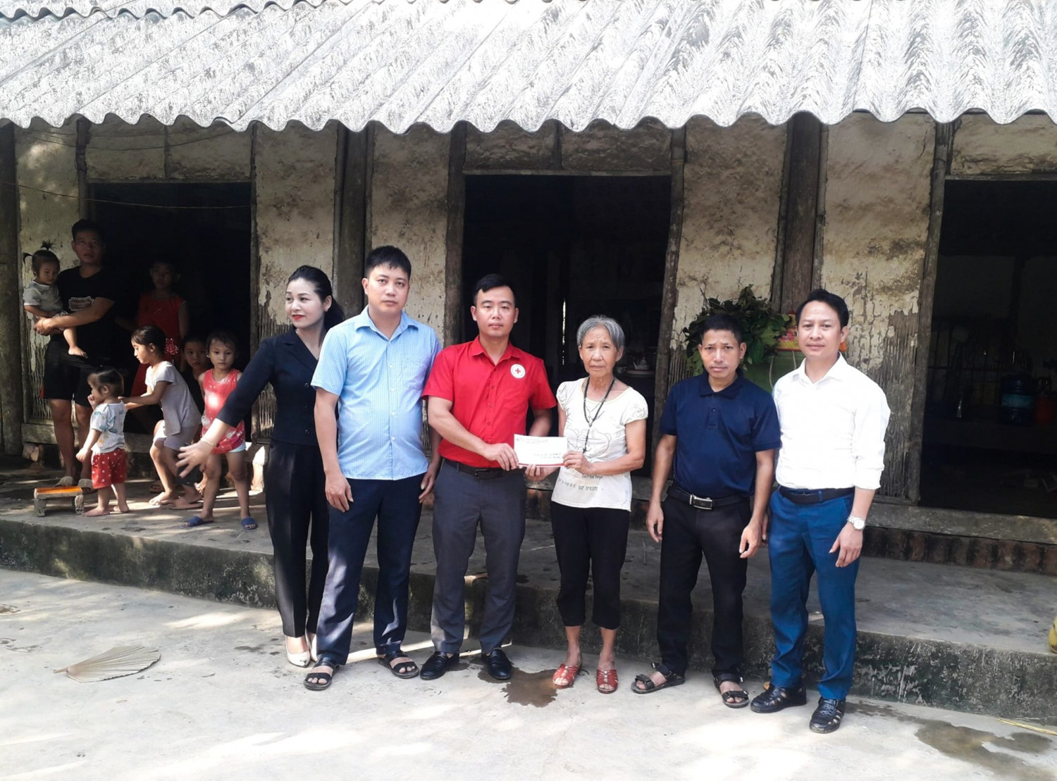Hội CTĐ huyện Cẩm Khê trao tiền xây dựng nhà Nhân đạo đợt 1 cho gia đình bà Lê Thị Bẩy ở khu Phú Yên, xã Tạ xá, huyện Cẩm Khê