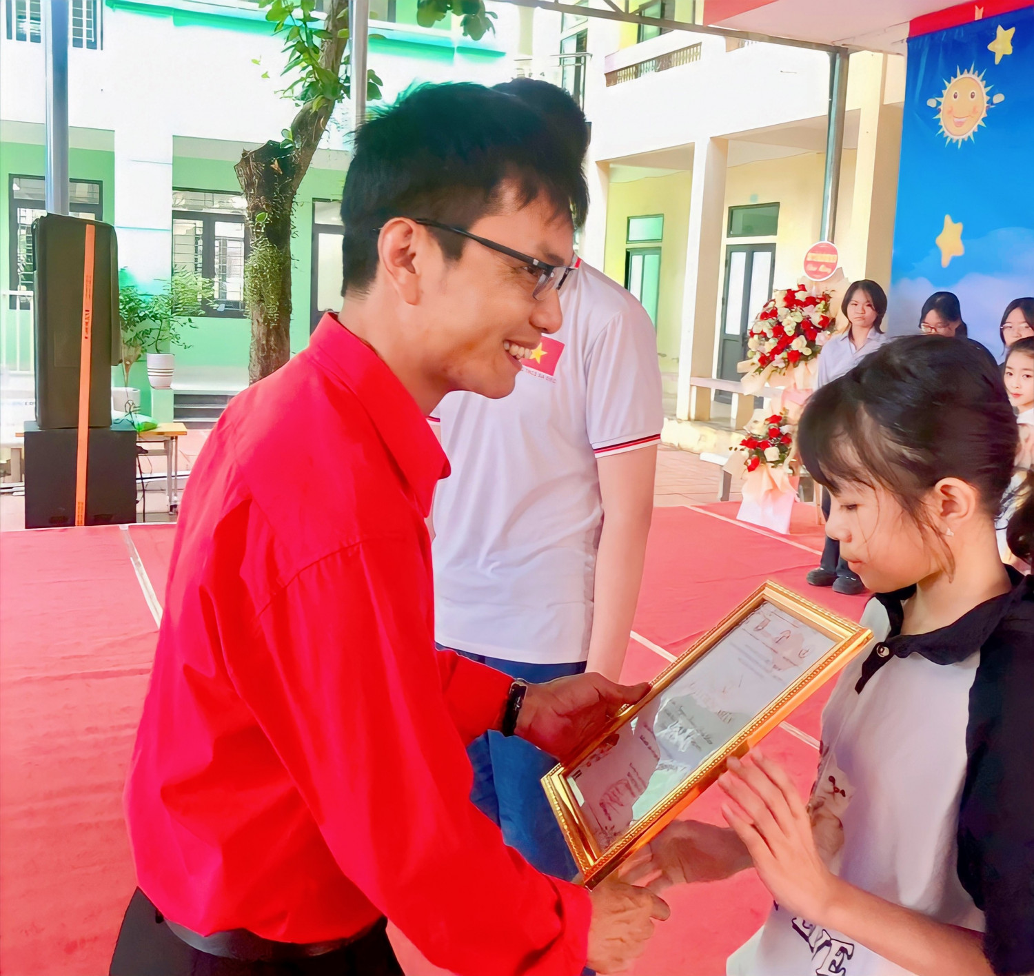 Chủ tịch Hội CTĐ thị xã Phú Thọ trao giải Nhất cuộc thi cho em Nguyễn Hoàng Linh Đan, học sinh lớp 5A1, trường tiểu học Hùng Vương