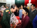 210 hộ nghèo nhận quà từ quỹ "Tết đến mọi nhà" của Báo Phú Thọ năm 2012